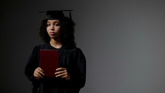 Recém formada desempregada. Face ao elevado número de pessoas com qualificações académicas, o trabalho qualificado não consegue competir com o trabalho não qualificado que por cá existe e persiste. Até quando vão continuar a passar o sol com a peneira e fingir que não é nada? Até quando vão continuar a dizer que o problema reside na falta de professores nas escolas, de médicos e enfermeiros nos hospitais e centros de saúde? Até quando vão persistir nessa ideia errada, a meu ver e, abrir cursos de forma desenfreada como se a raiz do problema fosse essa? Pelo que vejo, o problema não reside na falta de professores ou de médicos, até porque o nosso país tem muitos por aí. O problema reside na falta de tomada de decisões, nomeadamente, aquelas que ajudem verdadeiramente a população