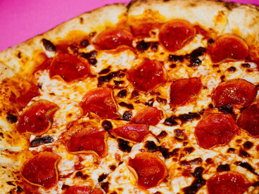 Compartir una pizza sigue siendo un ritual cotidiano que combina placer, socialización y una experiencia sensorial difícil de igualar