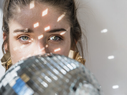 Primo piano di uno sguardo: "dall’illusione di poter osservare la realtà dall’esterno alla consapevolezza di farne parte"