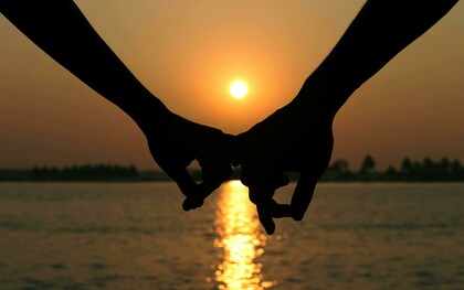 Naquela manhã, ele saiu em um horário diferente. Tinha um pressentimento de que algo estava prestes a acontecer. Mesmo assim, seguiu seu rumo, distraído, como de costume, aproveitando o momento e esquecendo da vida. Era inverno e o sol estava dando as caras depois de semanas de chuva ininterrupta. As pessoas saíam das suas tocas que cheiravam a mofo e as roupas tinham odor de cachorro molhado. Ele seguiu caminhando até que, sem perceber, ela saiu do carro, fechou a porta e começou a caminhar ao seu lado