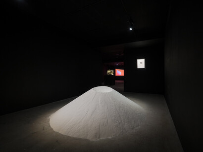 Various artists, Read the nothing. La moustache, exhibition view. Courtesy of Empty Gallery