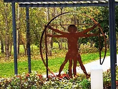 El Hombre de Vitruvio, nacido de la genialidad de Leonardo da Vinci y de la sabiduría antigua de Vitruvio, trasciende la mera representación anatómica. Parque Leonardo da Vinci Breslavia, Polonia