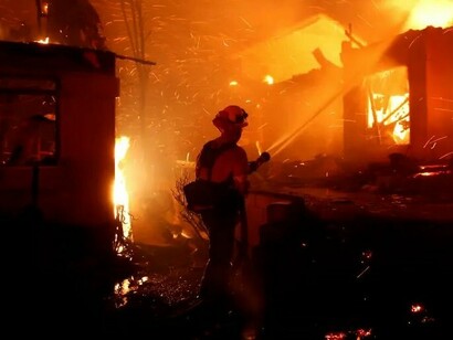 Incêndios de 2020, na Califórnia, Estados Unidos. Os incêndios também causaram danos irreparáveis às florestas e aos ecossistemas, afetando a biodiversidade e os ciclos naturais. A recuperação desses ecossistemas é um processo complexo, e muitas espécies podem nunca se recuperar completamente, especialmente aquelas que já estavam em perigo antes do desastre