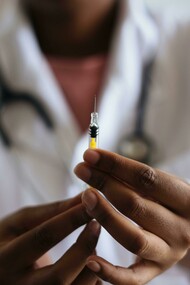 A pesar de haber sido ampliamente refutado, el mito que vincula vacunas con autismo sigue teniendo impacto en movimientos antivacunas