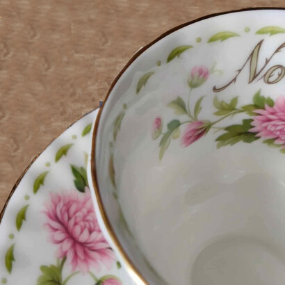 In molte produzioni, la cura per la scelta dei servizi da té diventa un modo per caratterizzare i personaggi, evidenziandone il gusto, la ricchezza o l’appartenenza sociale