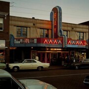 Stephen Shore, Bay Theater, Second Street, Ashland, Wisconsin, July 9, 1973 c-print © Stephen Shore, Collezione Fondazione Cassa di Risparmio di Modena