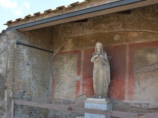 Statua della Concordia Augusta presso l'"Edificio di Eumachia", regio VII, insula 9, Pompei, Italia