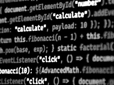 A pergunta também ecoa em áreas que, à primeira vista, parecem distantes do universo tecnológico, como o Direito. Geovanna Reges, advogada, já sente na prática as mudanças que a IA trouxe “Ajuda de uma forma que não precisamos, por exemplo, contratar um estagiário. Muitas tarefas burocráticas que antes eram feitas manualmente agora podem ser automatizadas, o que libera tempo para nos concentrarmos em atividades mais estratégicas”, relata


