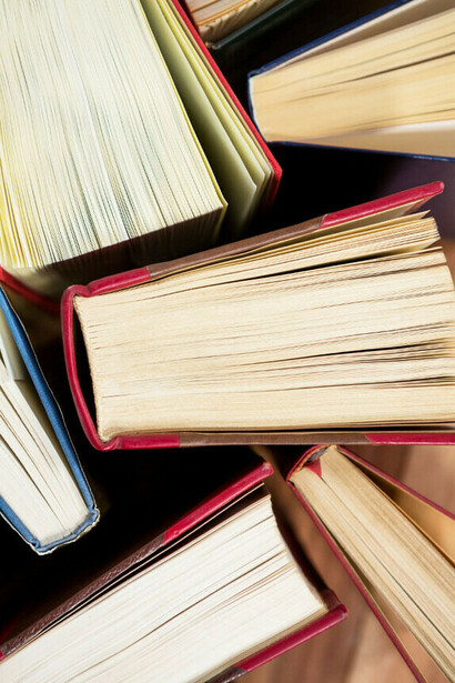 A través de sus obras, los escritores crean universos simbólicos donde el lector puede perderse y descubrir nuevas perspectivas