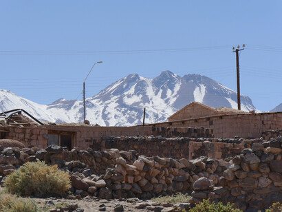 Cada muro de piedra seca, cada canal que serpentea siguiendo el relieve, es una conversación con la memoria. Socaire, Atacama, Chile