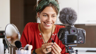 Influenciadora digital. Os influenciadores começaram a crescer de uma forma tão grande que seus números já atingiam as casas dos milhões, batendo recordes após recordes de visualizações dos seus vídeos ou curtidas em suas postagens, esses viraram os rostos de marcas grandes lado-a-lado com celebridades do meio artístico, ou as vezes, até substituindo-as. Hoje há carreiras solidadas nesse meio, influenciadores que fazem esse trabalho há anos com inscritos ou seguidores que os acompanham a muito tempo, criando uma relação de confiança que marcas emergentes ou consolidadas usam para atrair aquele público