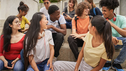 Marina se cuidaba mucho en las conversaciones con sus compañeras y, sobre todo, con sus compañeros, generalmente malos perdedores. No quería que la tuvieran por una friki y la mantuvieran en el congelador