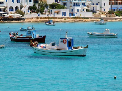 Barche fuori dal piccolo porto di Chora ad Ano Koufonissi, Piccole Cicladi, Grecia