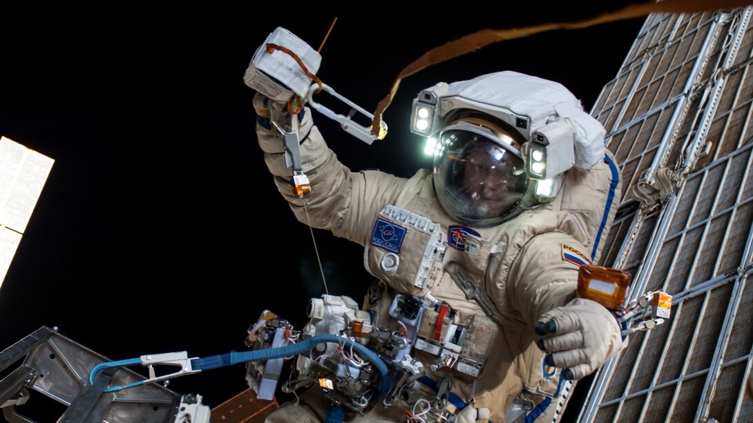 Il cosmonauta russo Oleg Artemyev, ingegnere di volo della Expedition 40, vestito con una tuta spaziale russa Orlan, partecipa a una sessione di attività extraveicolare (EVA) a sostegno della scienza e della manutenzione sulla Stazione Spaziale Internazionale. 2014, fonte NASA