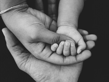 Cuando diversas generaciones dialogan con sinceridad, la memoria y la incertidumbre se encuentran, y algo humano vuelve a reconocerse