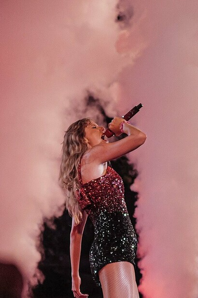 Taylor Swift interpretando "I knew you were trouble" durante el "Eras Tour", agosto de 2023
