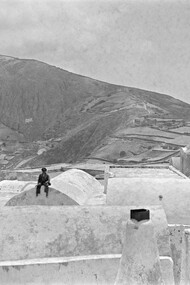 Sigfried Giedion, Residential Settlement, Santorini, August 1933, photograph ("Sigfried Giedion und die Fotografie: Bildinszenierungen der Moderne", eds. Werner Oechslin and Gregor Harbusch, Zürich 2010, 16)