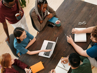 In a meeting, points of view normally converge