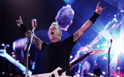 James Hetfield, vocalista do Metallica. Um dos pilares do sucesso contínuo do Metallica é sua habilidade de equilibrar inovação com respeito às suas raízes. Embora tenham explorado diferentes estilos ao longo de sua carreira, os integrantes sempre mantiveram a essência que os tornou únicos: letras impactantes, riffs poderosos e performances ao vivo que cativam o público. Esse equilíbrio é fundamental para conquistar tanto fãs antigos quanto novos, mantendo a relevância em um cenário musical em constante transformação