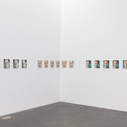 Roni Horn, Agua, agua en la pared, eres la más bella de todas, vista de exhibición. Cortesía del MCA Denver