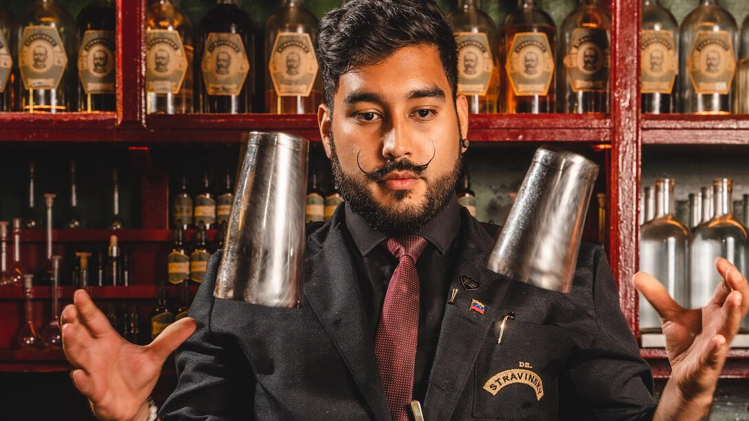 Esta entrevista a César Montilla propone un recorrido por el mundo de la coctelería contemporánea, donde el oficio, la creatividad y la experiencia del cliente se combinan con historias personales y encuentros culturales