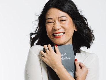 Un geste tendre pour se rassurer et se recentrer, comme on étreint ce qui nous ancre quand les émotions débordent.  
Photo par Aura Constantin