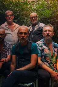 Bright Magus e l'album d'esordio “Jungle Corner”. Jazz, funk, rock, avant e psichedelia si fondono in un sound fluido guidato e spinto dalle cinque eccezionali personalità che interagiscono tra improvvisazione e scritture originali 