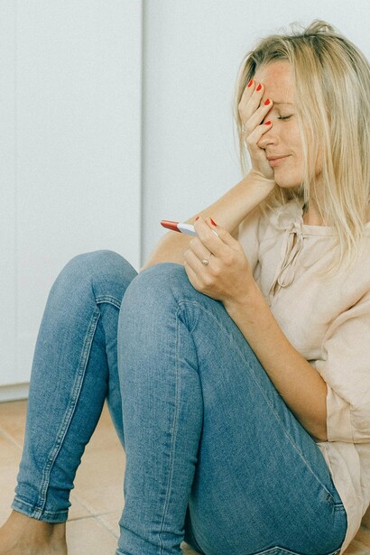 Sim, porque esta ideia absurda de revogar o direito ao aborto tem partido de mentes pequeninas de homens que muito provavelmente não sabem o que é ser mulher. Para o bem ou para o mal. Não sabem o que o implica ter um ser a ser formado dentro deles, saber que a qualquer momento pode acontecer alguma coisa – durante 9 meses a mãe vive com o coração nas mãos com receio de que aconteça algo de mal àquele ser indefeso