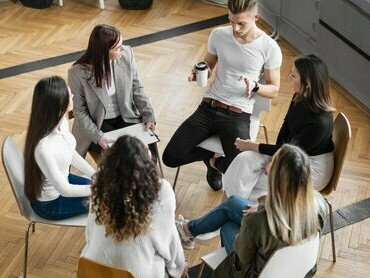 La force du groupe en thérapie transforme les récits personnels en réflexions partagées et profondes