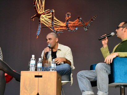 Roda de Conversa André Dahmer e Alexandra Moraes, 2012. Hoje, mais do que produzir tiras “apenas para divertir”, André Dahmer ocupa um lugar de tensão: entre o humor e o pensamento, entre o riso imediato e o desconforto produtivo. Lê-se, ri-se, e pensa-se. Esse movimento corresponde ao que podemos chamar de humor reflexivo, aquele que não se contenta em sacudir a plateia, mas pergunta: “Por que estou rindo?” E: “De quem são as risadas? Quais os alvos? Quais as omissões?”