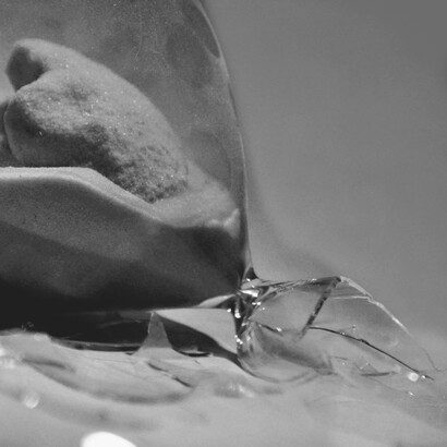 Il contrattempo è ciò che interrompe l’ordinario e apre lo spazio dell’imprevisto, spostando lo sguardo verso possibilità inattese