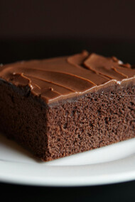 Pedaço de bolo de massa airada servido no prato para degustação em programa de televisão