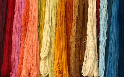 Num mundo cada vez mais global, é fácil assumir que as cores têm significados homogéneos. No entanto, a verdade é bem mais complexa. O branco, por exemplo, é associado à pureza e à paz em muitas culturas ocidentais, sendo frequentemente usado em casamentos. Mas em países como a China ou o Japão, o branco é a cor do luto, da morte e da despedida. Já o vermelho, visto no Ocidente como símbolo de paixão ou perigo, é considerado auspicioso e de boa sorte na cultura chinesa