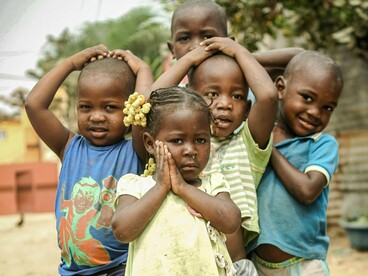 Crianças angolanas brincam na rua. Eu cobrava lisura e perfeição nos afazeres, e um ou outro funcionário da empresa não completava, ora por falta de conhecimento ou porque não atinava à importância do trabalho, crendo que podia deixar para amanhã