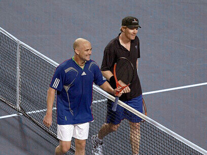 Rogers Cup 2011 à Montréal : Andre Agassi et Jim Courier se saluent à l’issue du match, image d’un respect intact entre deux figures majeures du tennis américain