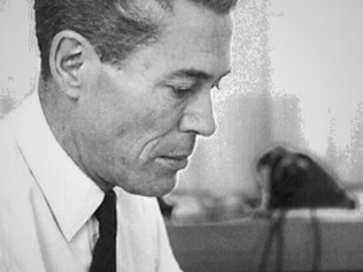 Jacques Monod lors d'un instant de concentration, plongé dans l’écriture et la pensée