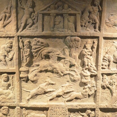 Mitra il cacciatore raffigurato a cavallo mentre galoppa verso destra e scaglia frecce, rilievo bifacciale su perno con pannelli laterali, Museo Schloss Fechenbach, Dieburg, Germania 