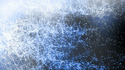 O termo "fractal" foi criado pelo matemático Benoît Mandelbrot nos anos 1970 para descrever formas geométricas irregulares que se repetem em diferentes escalas. Um fractal pode ser visto em estruturas naturais, como brócolis, costas marítimas, árvores e flocos de neve, e em construções abstratas, como redes neurais ou mapas galácticos