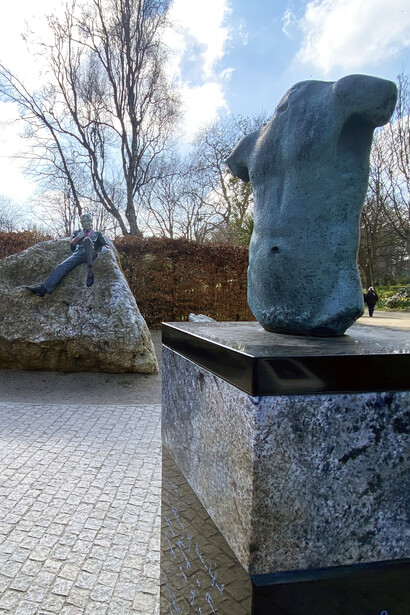 Torso de Dionisio, atrás Oscar Wilde. Merrion Square, Dublin, Irlanda. Danny Osborne, 1997. Foto: Jorge M. González
