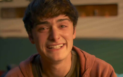 A verdade é simples e desconfortável: a cena incomodou porque expôs algo que muita gente ainda prefere manter invisível. Não foi o texto. Não foi a interpretação. Não foi o timing narrativo. Foi o facto de um rapaz, num universo associado à nostalgia, à amizade masculina e à infância idealizada, expressar de forma clara e dolorosa a sua homossexualidade