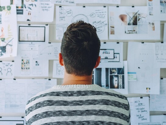 Reposicionar uma organização não é um exercício cosmético, tampouco uma resposta pontual a quedas de desempenho. É um processo deliberado de realinhamento entre ambição estratégica, posicionamento competitivo e capacidades internas. Em muitos casos, o reposicionamento surge quando o modelo atual começa a apresentar sinais de exaustão: margens comprimidas, perda de relevância, dificuldade de diferenciação ou aumento da complexidade operacional sem retorno proporcional. Esses sinais indicam que a organização pode estar operando com uma lógica estratégica desalinhada do contexto externo