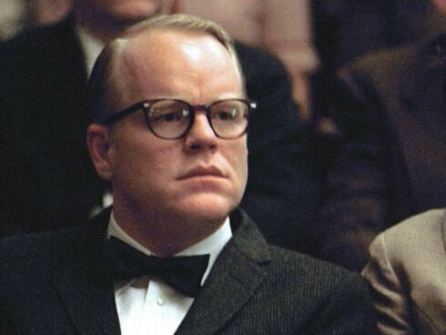 O longa Capote, estrelado por Philip Seymour Hoffman — que recebeu o Oscar de Melhor Ator pelo papel —, concentra-se justamente no período entre 1959 e 1966, quando o autor investiga o crime e escreve o livro

