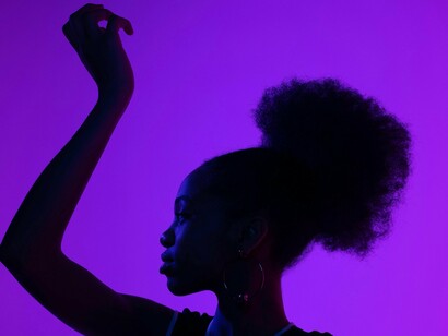 As práticas corporais coletivas, quando orientadas pela escuta e pelo cuidado, rompem com a lógica individualizante do autocuidado como consumo. Elas nos convidam a lembrar que o cuidado também é relacional, ancestral e político
