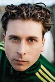 Sean Noonan en el puente de Brooklyn, Nueva York