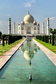 Taj Mahal. Agra, Uttar Pradesh, India. L'influenza persiana nei giardini del Taj Mahal si riflette nel Charbagh, il classico giardino quadripartito con canali simmetrici e geometrie perfette, simbolo del paradiso islamico secondo la tradizione persiana