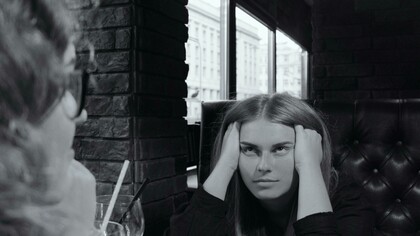 Alguém numa viagem especial dispara “Sonhando alto!”. Poderia descrever o que te impressionou no local, a paisagem, as pessoas, a cultura, um detalhe específico do lugar, uma planta, um edifício, uma história, o porquê de estar se sentindo feliz naquele local, mas prefere “sintetizar” no “Sonhando alto”. Seria realmente a melhor expressão? A pessoa teve dinheiro ou utilizou o seu crédito para realizar aquela viagem. Está desfrutando o que é possível desfrutar, por que seria “sonhar alto”? Sonhar alto não seria ganhar na Mega Sena? Namorar a Gisele Bündchen ou o Brad Pitt? Ou qualquer outra coisa bem difícil (quase impossível) de materializar? Para que banalizar o “sonhando alto”?