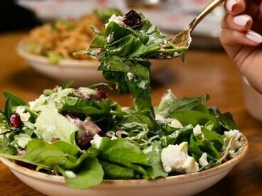 Pesquisas mostram como a mídia influencia profundamente nossa percepção corporal. A exposição a imagens de “corpos ideais”, muitas vezes super editadas, gera insatisfação e até sintomas depressivos, além de alimentar o ciclo das dietas restritivas. Se antes eram as revistas que ditavam esses padrões, hoje são as redes, seus filtros e algoritmos que reforçam sempre mais do mesmo