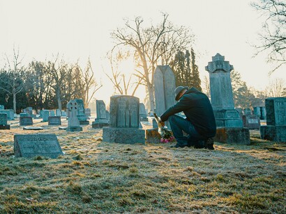 Quem sairia do trabalho mais cedo para me prestar homenagem... quem choraria, quem se fingiria comovido, quem aproveitaria a ocasião para reencontrar velhos amigos. É uma espécie de vaidade póstuma, uma curiosidade quase sociológica, ou talvez só um episódio de narcisismo doméstico