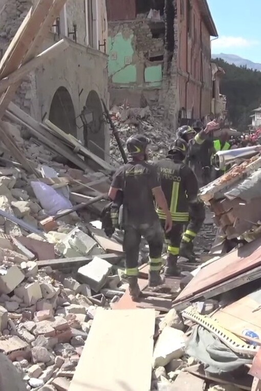 Da quella tragedia è nato il CNRE, con l’obiettivo di trasformare la ricostruzione in un’opportunità di rinascita ecologica e tecnologica. La foto è stata scattata a Amatrice, dopo il terremoto