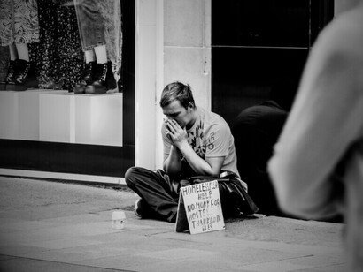 Alors que la protection sociale recule, des vies se jouent à même le trottoir, loin des promesses d’un développement inclusif